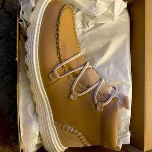 Hey Dudes size 10 Women Boot